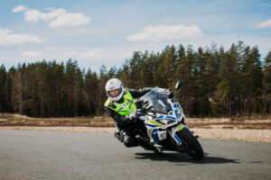 moottoripyöräpoliisi Kimmo Järvinen, kuvaaja Mari Waegelein