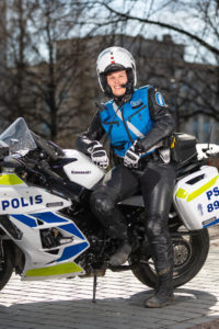 Moottoripyöräpoliisi Sari Hukkanen, kuvaaja Petri Jauhiainen