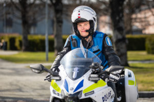 Moottoripyöräpoliisi Sari Hukkanen, kuvaaja Petri Jauhiainen