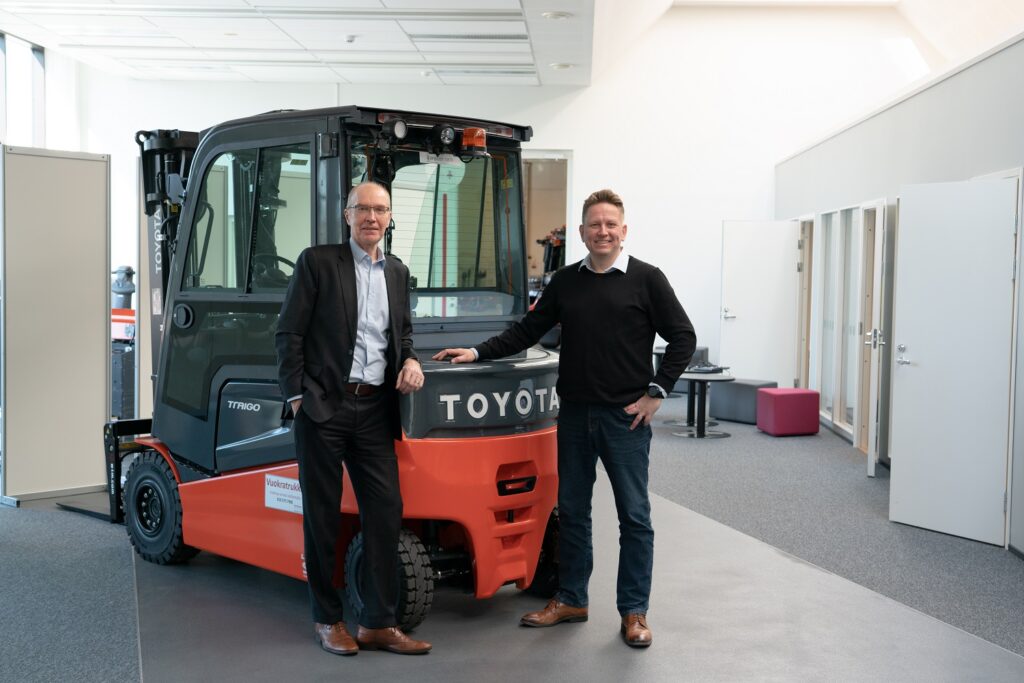 Teknisen Kaupan Liiton tj Markku Uitto ja Toyota Material Handling Finlandin tj Jukka Heinonen